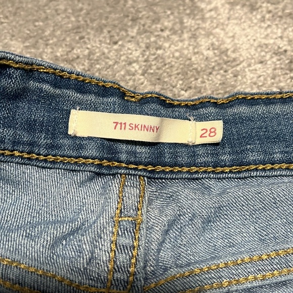 Levi’s Women’s 711 Skinny Jeans Size 28x28 Medium Wash - Picture 7 of 7